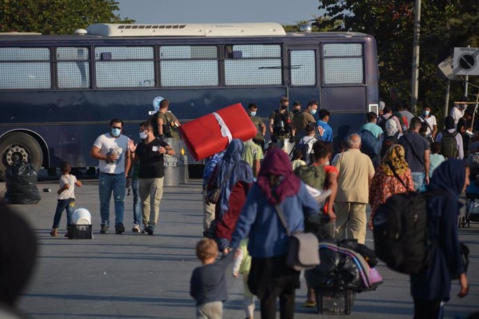 Trasllat de migrants i refugiats al nou campament a Lesbos