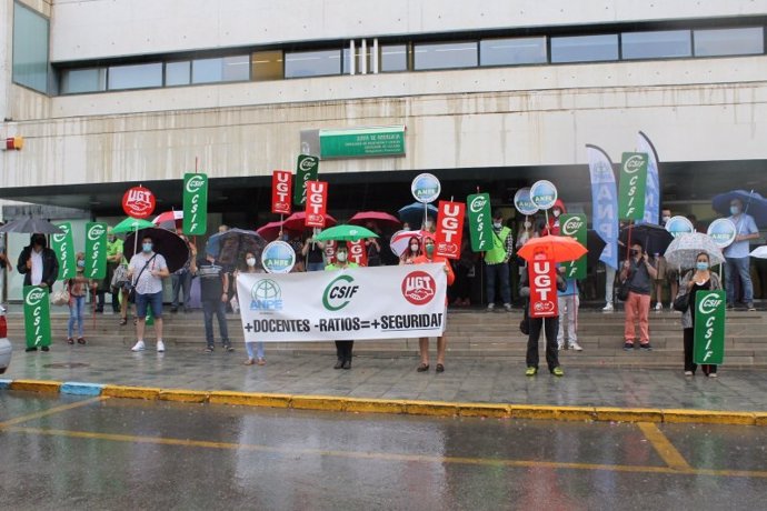 CSIF, ANPE y UGT se concentran en las delegaciones de Educación en demanda de un curso escolar seguro