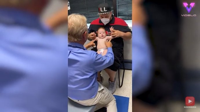 Este doctor de Nueva York distrae a un bebé de seis meses con cosquillas y canciones antes de vacunarlo