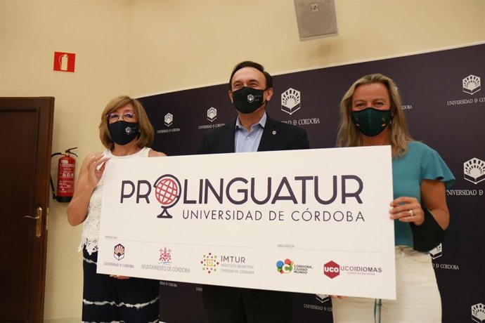 José Carlos Gómez Villamandos con Isabel Albás y Julieta Mérida Serrano en la presentación del programa 'Prolinguatur'.