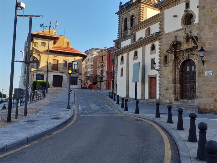 Acceso a Cimadevilla, en Gijón, por la calle Óscar Olavarría