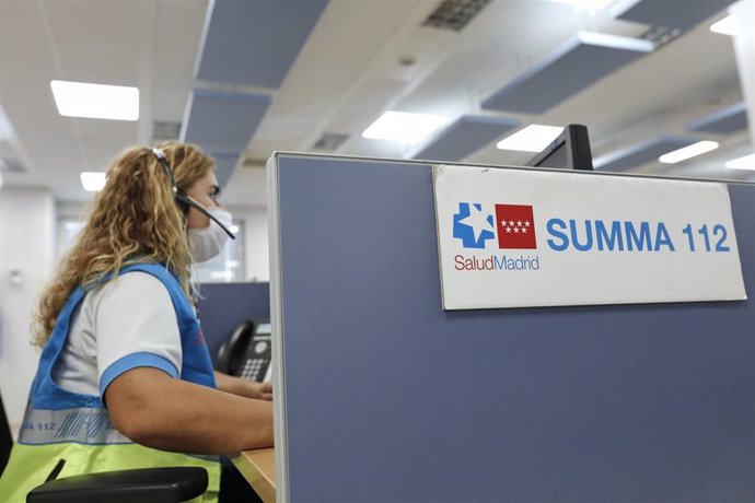 Una empleada atiende el teléfono en su puesto de trabajo de las instalaciones de la sede del SUMMA 112. En Madrid, (España), 14 de agosto de 2020.