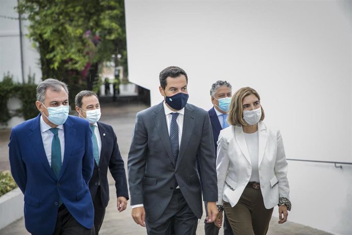 El presidente de la Junta, Juanma Moreno (c), junto al alcalde de Tomares, José Luis Sanz (i) y la consejera de Empleo y Trabajo Autónomo, Rocío Blanco (d), este viernes