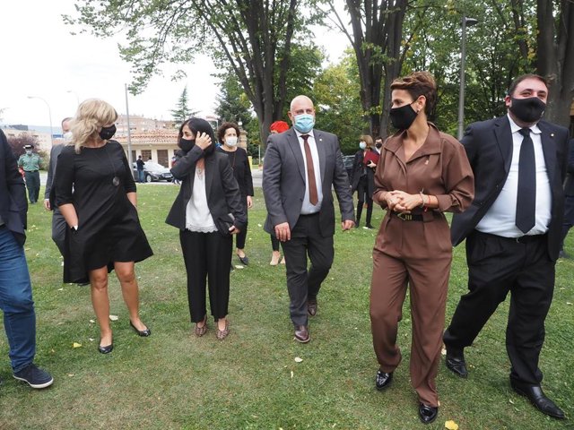 I-D la consejera de Relaciones Ciudadanas de Navarra, Ana Ollo, la ministra de Política Territorial, Carolina Darias, el delegado del Gobierno, José Luis Arasti, la presidenta María Chivite, y el presidente del Parlamentom Unai Hualde.