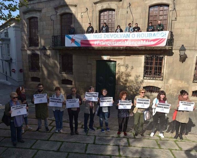 Protesta de activistas ante la Casa Cornide