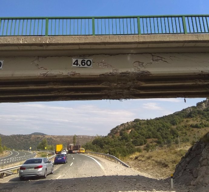 Daños causados por un transporte especial en la AP-1 en Pancorbo (Burgos).