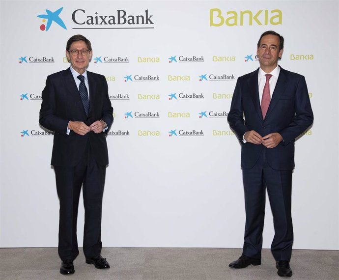 El presidente de Bankia y que será presidente ejecutivo de la nueva entidad, José Ignacio Goirigolzarri (i), y el consejero delegado de CaixaBank y que será consejero delegado de la nueva entidad, Gonzalo Gortázar, posan tras su comparecencia celebrada 