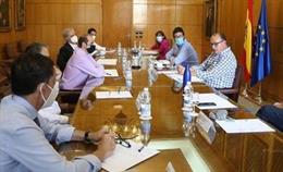 El secretario de Estado de Empleo y Economía Social, Joaquín Pérez Rey, con el presidente del Consejo General de Graduados Sociales de España, Ricardo Gabaldón y el presidente del Colegio Oficial de Graduados Sociales de Asturias.