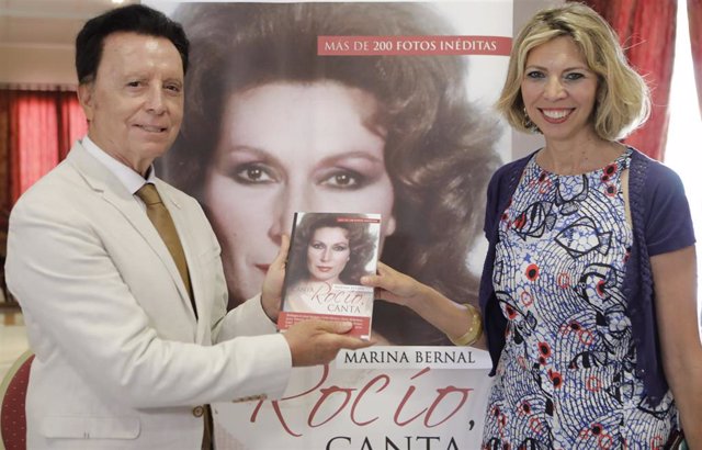 La periodista y escritora Marina Bernal entrega el primer ejemplar de 'Ccanta, Rocío, canta' a la familia Ortega Cano.