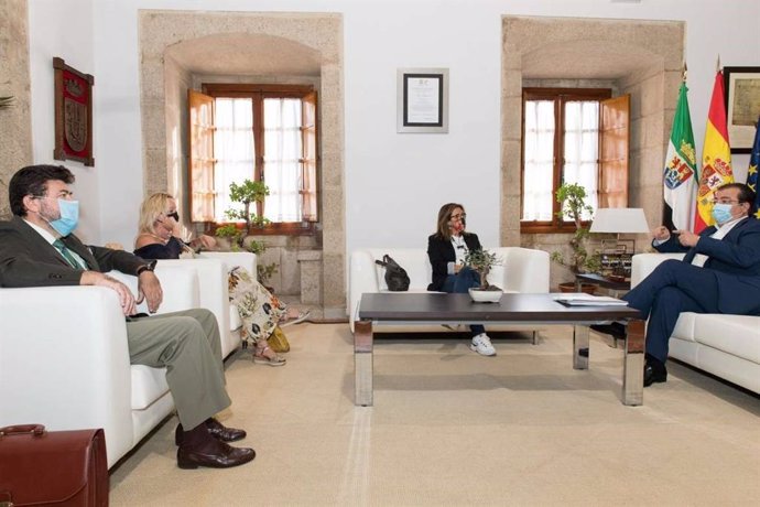 El presidente de la Junta de Extremadura se reúne con la Creex, CCOO y UGT
