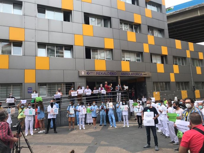 Concentración de sindicatos Osakidetza ante el ambulatorio de Rekalde, Bilbao