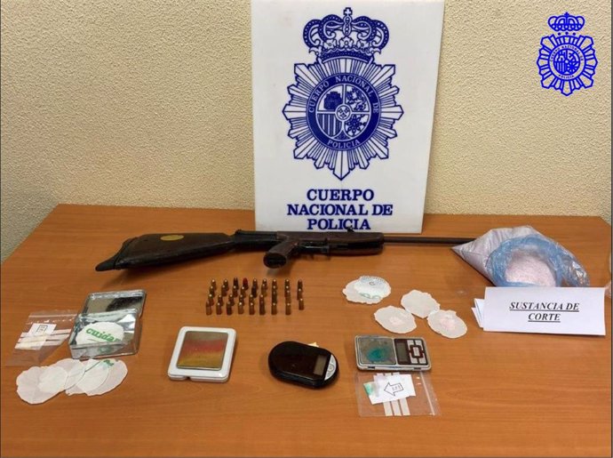 Imagen de los objetos encontrados en el registro del domicilio en el que se vendía droga al menudeo en Palencia.
