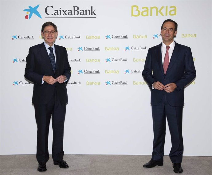 El presidente de Bankia y que será presidente ejecutivo de la nueva entidad, José Ignacio Goirigolzarri (i), y el consejero delegado de CaixaBank y que será consejero delegado de la nueva entidad, Gonzalo Gortázar. 