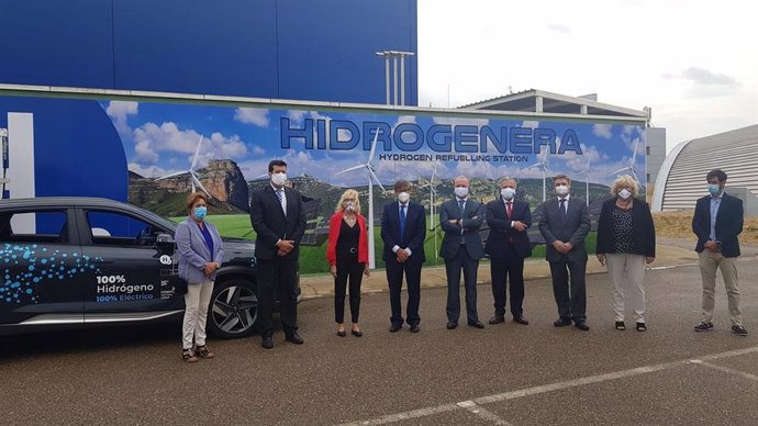 El vicepresidente del Gobierno de Aragón recibe el primer vehículo propulsado por hidrógeno matriculado en España.