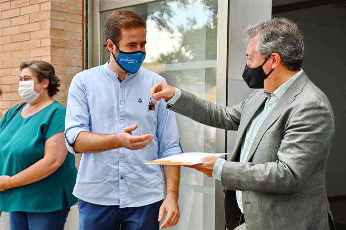 Espadas entraga las llaves de uno de los locales de Emvisesa