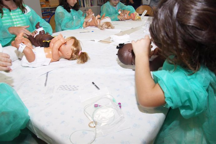 El Hospital La Fe de Valnci ayuda a más de 300 niños a entender el ingreso de sus hermanos en Neonatología con talleres