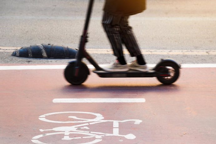 Pla tancat d'un patinet elctric circulant en un carril bici amb el símbol d'una bici dibuixat al costat el 18 de setembre de 2020 (Horitzontal)