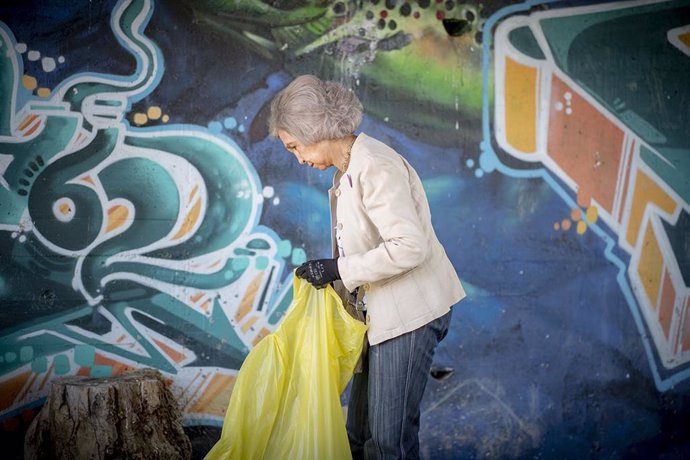 La Reina Sofía durante su participación en campañas contra el abandono de basuras en la naturaleza '1 m2 por las playas y los mares' en 2019. La Fundación Reina Sofía apoya el Proyecto LIBERA, la iniciativa ambiental de Ecoembes y SEO/BirdLife.