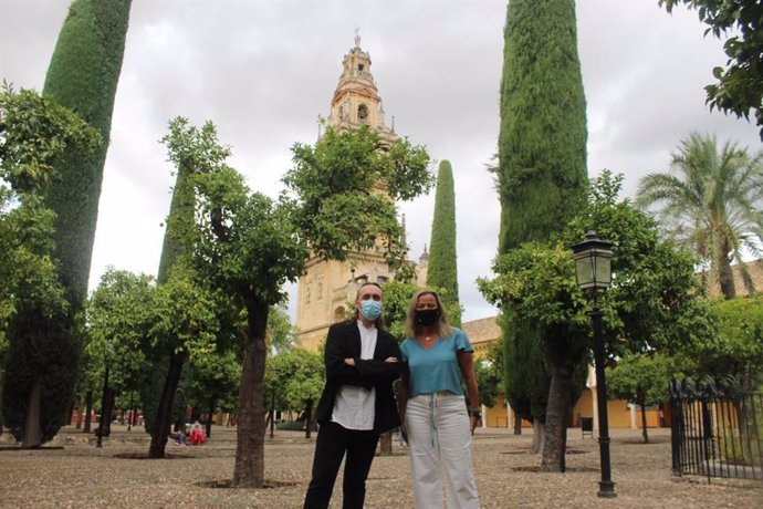 Isabel Albás y el guitarrista Vicente Amigo en el Patio de los Naranjos de la Mezquita-Catedral.