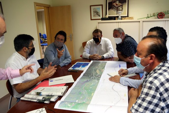 El secretari dInfraestructures i Mobilitat, Isidre Gavín, reunit amb els alcaldes de Rialp, Gerard Sabarich, i de Sort, Raimon Monterde, per a tractar  el projecte de via ciclista entre els dos municipis el 18 de setembre del 2020. (horitzontal)