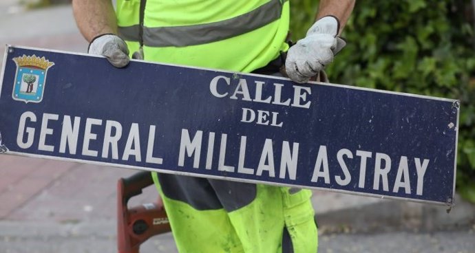 Sustitución de la placa de la calle del General Millán Astray en Madrid, en una imagen de archivo