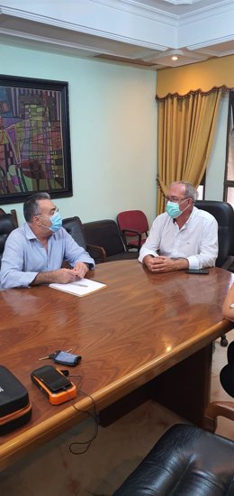 El alcalde de San Juan y el presidente de la asociación promotora de la Cabalgata