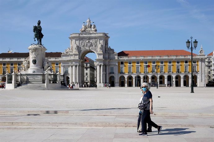Personas con mascarilla en el centro de Lisboa