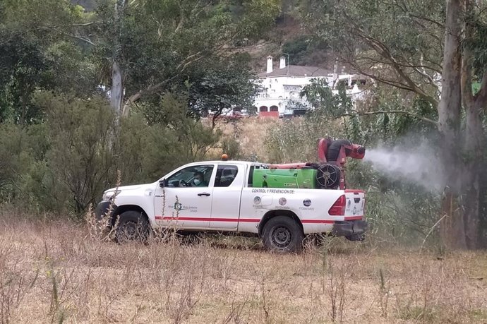 Fumigación contra los mosquitos llevada a cabo por la Diputación de Cádiz