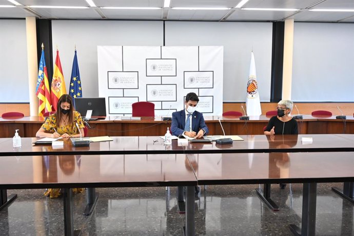La consellera de Innovación, Carolina Pascual, ha firmado con el rector de la Universitat Politnica de Valncia, Francisco José Mora, el convenio de creación de la Cátedra de Brecha Digital y Diversidad Funcional