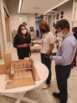 La tercera teniente de alclade de Barcelona, Laia Bonet, visita un Ateneu de Fabricació