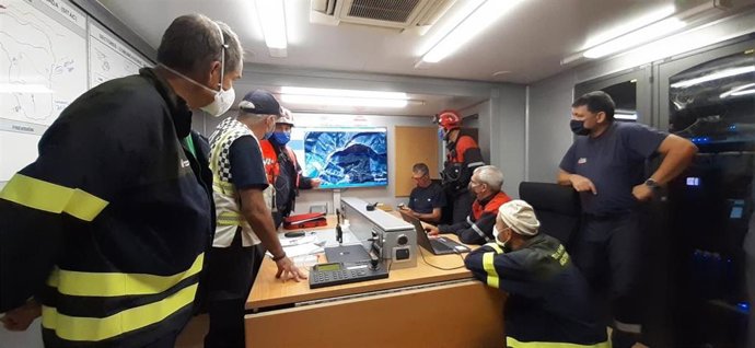 Responsables del Servicio de Bomberos estudiando la evolución del incendio de Lónguida en la pantalla del puesto de mando avanzado.