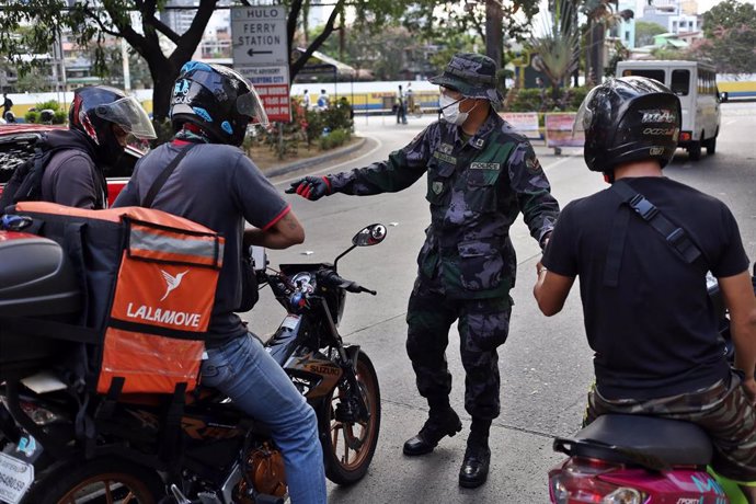 Un militar pide la documentación a varios motoristas en Manila