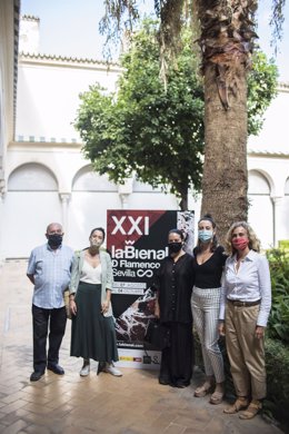 El director de la Bienal de Flamenco, Antonio Zoido, modera un encuentro con las bailaoras La Piñona, Leonor Leal, Mercedes de Córdoba y Ana Morales