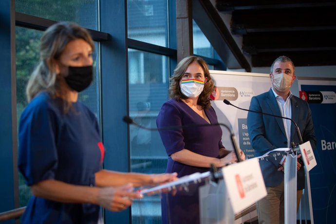 La alcaldesa de Barcelona, Ada Colau (d), y la ministra de Trabajo y Economía Social, Yolanda Díaz, durante la rueda de prensa convocada de manera presencial y telemática en Barcelona, Catalunya, (España), a 18 de septiembre de 2020. Según han anunciado