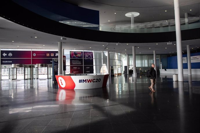Interior del pabellón del Mobile World Congress (MWC) de 2020 durante el desmantelamiento de los stands tras la cancelación de la feria por la crisis del coronavirus