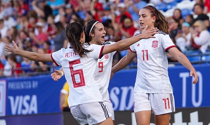 Marta Cardona y Aitana Bonmatí celebran con Alexia Putellas su gol en la 'She Believes Cup' ante Inglaterra
