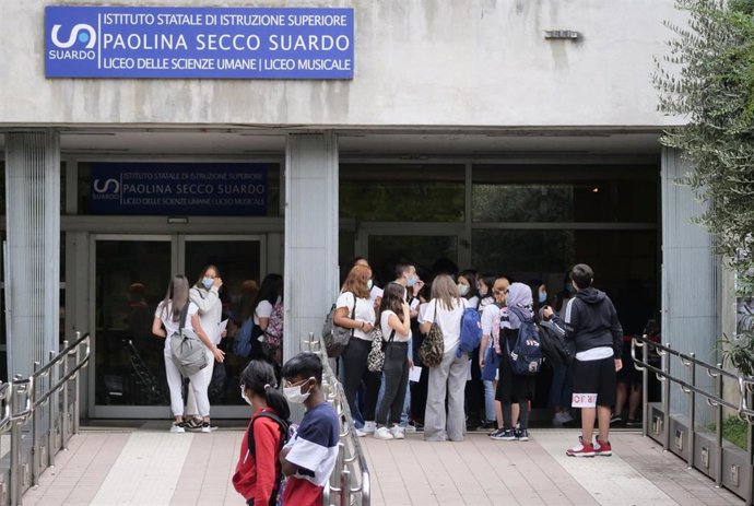 Estudiantes a la puerta de un instituto en Bérgamo