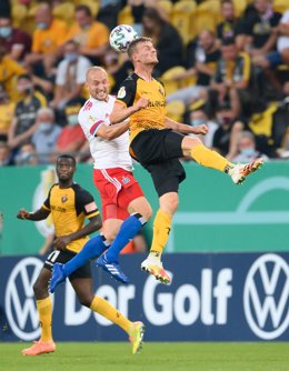 El jugador del Hamburgo Toni Leistner, a la izquierda, con el futbolista del Dynamo de Dresden Christoph Daferner