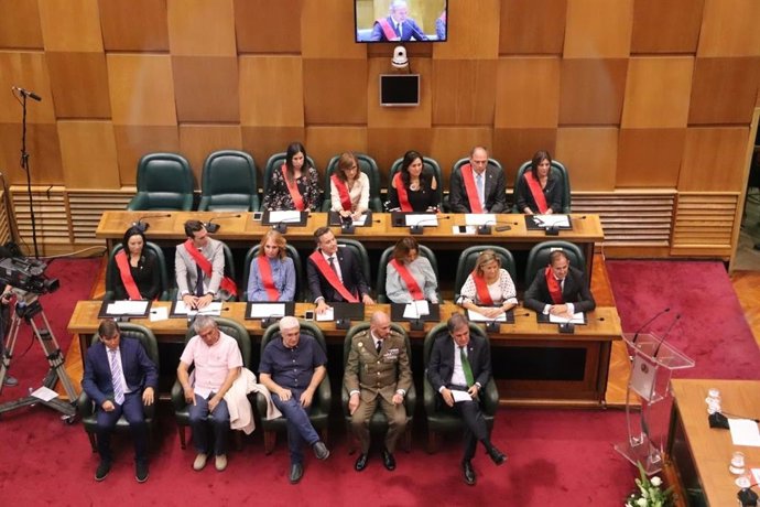 El salón de plenos del Ayuntamiento de Zaragoza ha acogido la entreda de medallas y distinciones de la ciudad en 2019