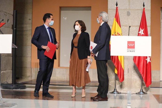 (I-D) El vicepresidente, consejero de Deportes, Transparencia y portavoz regional, Ignacio Aguado, la presidenta de la Comunidad de Madrid, Isabel Díaz Ayuso, y el consejero de Sanidad, Enrique Ruiz Escudero, Madrid (España), a 18 de septiembre de 2020.