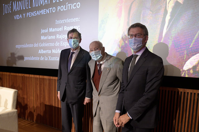 (i-d) El expresidente del Gobierno, Mariano Rajoy, el jurista José Manuel Romay y el presidente de la Xunta de Galicia Alberto Núñez Feijoo durante la presentación de las memorias de Romay, en A Coruña, Galicia (España), a 18 de septiembre de 2020.