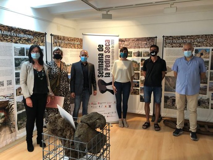 Pla general dels participants en la inauguració de la mostra de la pedra seca que es pot veure a Manresa. Imatge del 18 d'octubre del 2020. (Horitzontal)