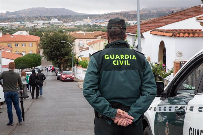 Un agente de la Guardia Civil custodia la casa del detenido por la desaparición de Manuela Chavero