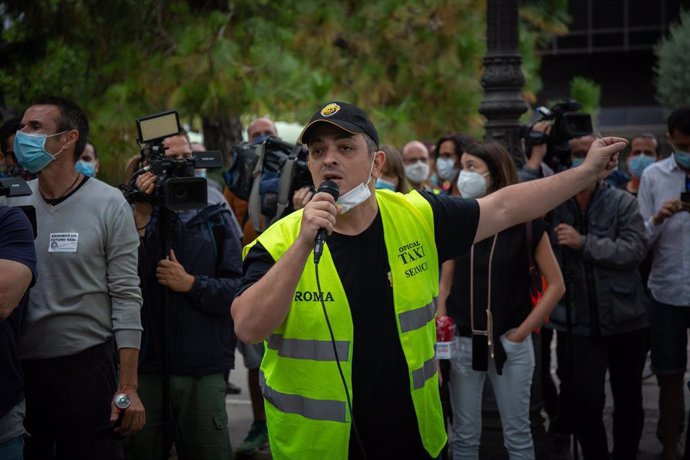 El portavoz del sindicato Élite Taxi, Tito Álvarez, durante una de las marchas lentas convocada por los trabajadores de Nissan por el cierre de las plantas de la Zona Franca. En Barcelona, Catalunya, (España), a 4 de junio de 2020.
