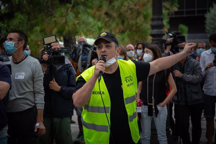 El portaveu del sindicat  Élite Taxi, Tito Álvarez, durant una de les marxes lentes convocada pels treballadors de Nissan pel tancament de les plantes de la Zona Franca. A Barcelona, Catalunya, (Espanya), a 4 de juny de 2020.