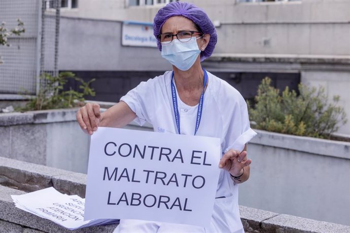Una trabajadora sanitaria sostiene una pancarta como signo de protesta "contra el maltrato laboral" en una concentración frente al Hospital Clínico San Carlos, en Madrid (España), a 15 de septiembre de 2020. La movilización es una de las convocadas para