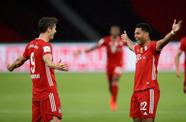 Gnabry y Lewandowski celebran un gol del Bayern Múnich