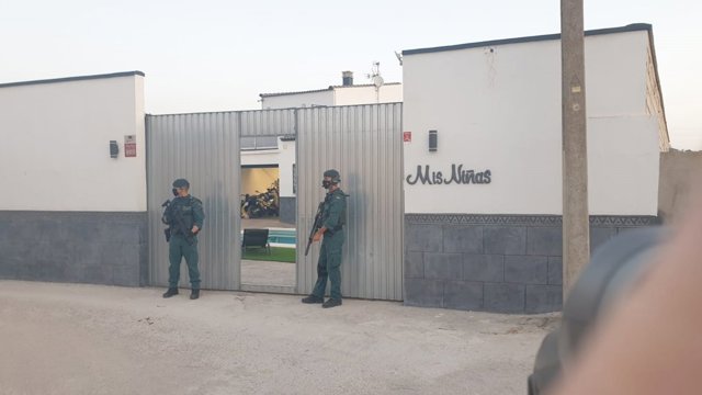 Agentes de la Guardia Civil, en un registro en el marco de una operación contra el blanqueo de capitales en el Campo de Gibraltar y la provincia de Málaga.
