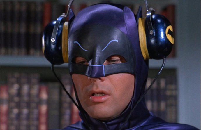 Adam West es Batman en la serie de televisión