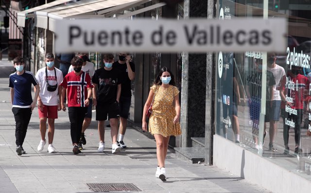 Vecinos pasean al lado del metro de Puente de Vallecas, en Madrid (España), a 16 de septiembre de 2020.